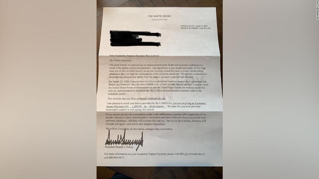 Le persone che ricevono assegni di stimolo ricevono una lettera firmata dal presidente Donald Trump