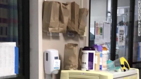 L'ospedale della Louisiana utilizza sacchi di carta marrone vicino alle porte dell'ICU per conservare le maschere usate 