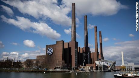 Il gigantesco complesso della fabbrica Volkswagen a Wolfsburg, in Germania.