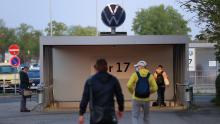 I dipendenti si dirigono verso una porta d'ingresso dello stabilimento Volkswagen a Wolfsburg, in Germania, il 27 aprile 2022. 