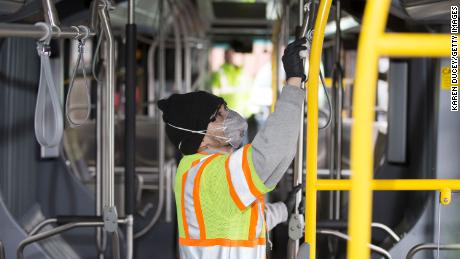 Un lavoratore di transito di Seattle pulisce a fondo un autobus.