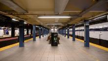 Una stazione della metropolitana quasi vuota nel centro di Brooklyn il mese scorso.  