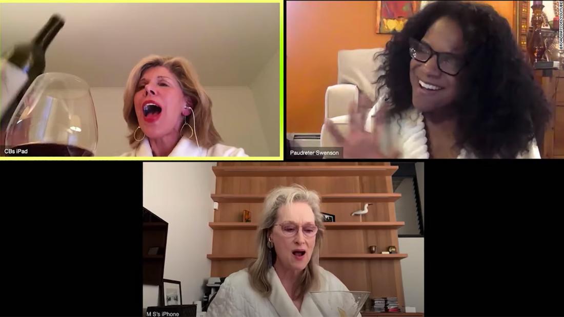 Meryl Streep, Christine Baranski, Audra McDonald cantano in accappatoi, sorseggiano cocktail per la celebrazione di Sondheim