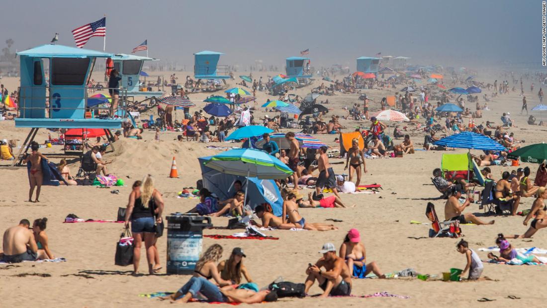 Le persone invadono le spiagge della California meridionale nonostante i problemi di coronavirus