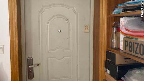 William Zhou ha detto che la telecamera è stata installata sul muro dell'armadio accanto alla sua porta d'ingresso.