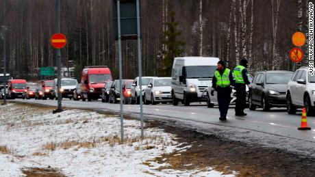 Auto al checkpoint del traffico di Hyvinkaa, in Finlandia, il 15 aprile, durante il blocco di Uusimaa, la regione più popolosa del paese.