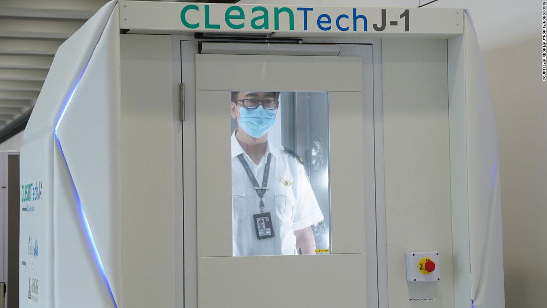 L'aeroporto di Hong Kong porta robot di pulizia e cabina di disinfezione