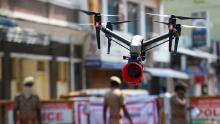 Un drone utilizzato dalla polizia per monitorare le attività delle persone e trasmettere annunci di sensibilizzazione a Chennai il 4 aprile 2022. 