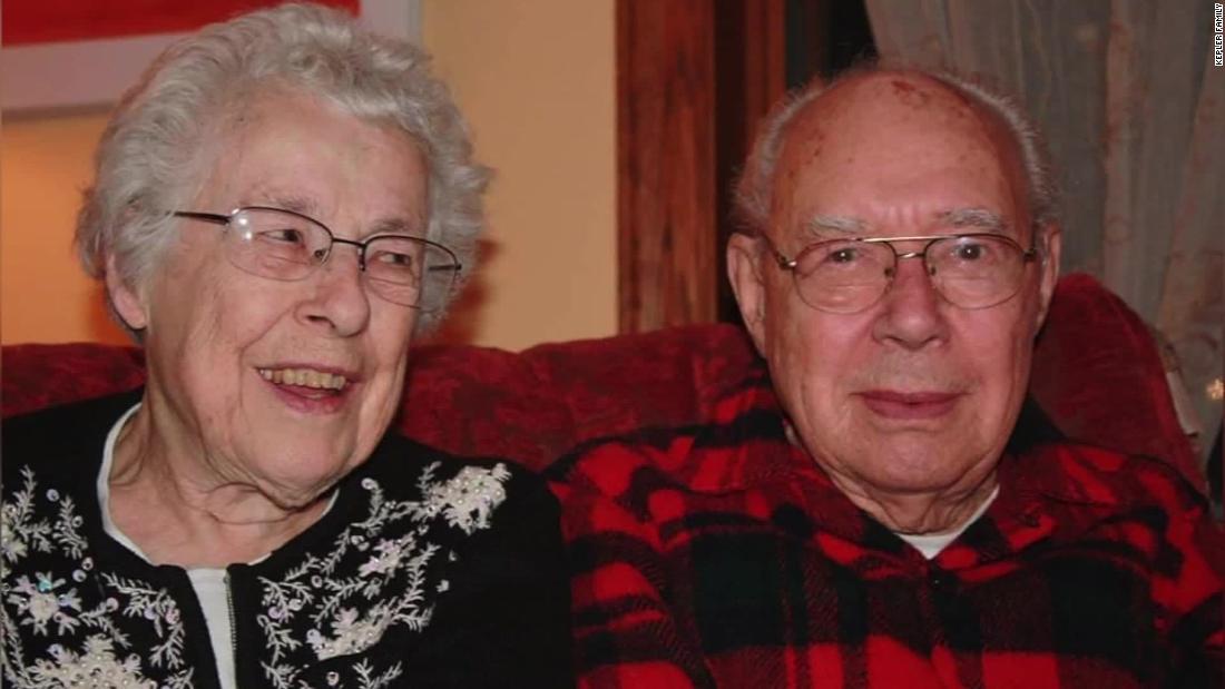 Sono stati sposati per 73 anni e sono morti a 6 ore di distanza - entrambi da un coronavirus