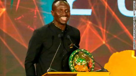     Mane parla dopo aver vinto il premio Player of the Year ai CAF Awards 2019 nella località egiziana di Hurghada il 7 gennaio 2022.