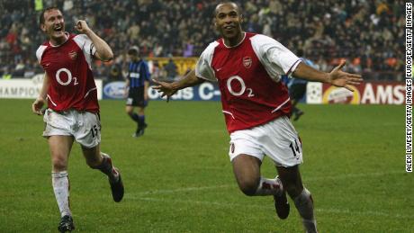 Henry celebra il terzo gol dell'Arsenal contro l'Inter.