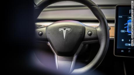 L'ultima funzionalità del pilota automatico di Tesla rallenta anche le luci verdi