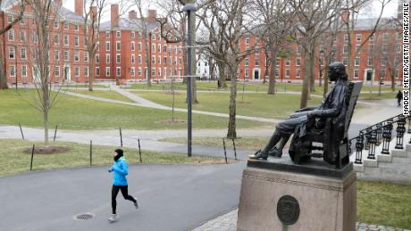 Un corridore attraversa un cantiere di Harvard vuoto il mese scorso dopo che gli studenti sono stati invitati a completare il semestre online.
