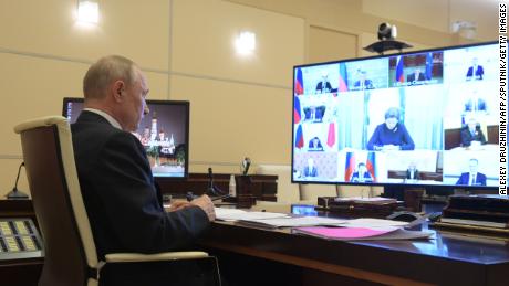 Martedì il presidente russo Vladimir Putin presiede un incontro di videoconferenza con i capi delle regioni russe sulla situazione del coronavirus.