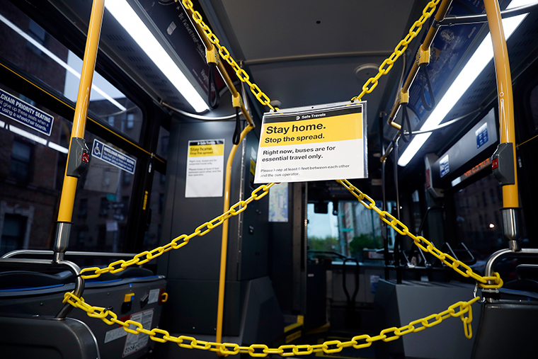 Le catene che separano la metà posteriore di un autobus pubblico dall'area del conducente pendono per proteggere i conducenti di autobus MTA dall'esposizione a COVID-19 venerdì 24 aprile, nel quartiere Bronx di New York. 