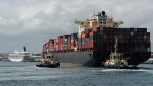 Una nave portacontainer Maersk ormeggia a Fremantle, in Australia, il 27 marzo 2022.
