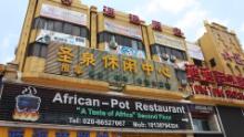 Un ristorante africano nella zona di San Yuan Li a Guangzhou, vicino al quale cinque nigeriani si sono dimostrati positivi per il virus.
