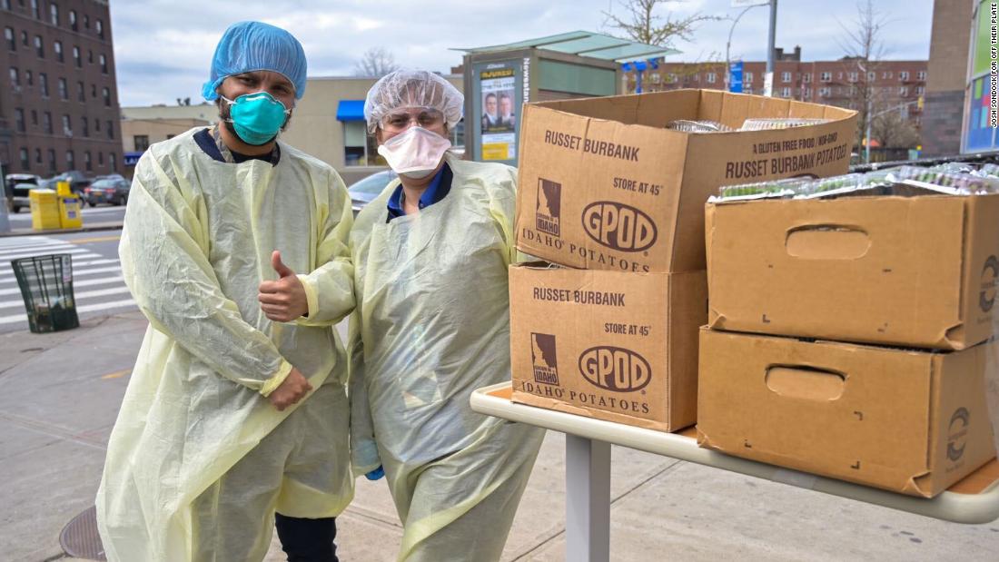 Gli operatori sanitari bosniaci inviano i pasti negli ospedali più colpiti di New York
