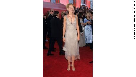 Gwyneth Paltrow mette all'asta un abito da Oscar per alleviare i coronavirus, un abito che un tempo chiamava `` nessun equipaggiamento da Oscar ''