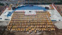 Una foto aerea di camion assemblati alla cerimonia di inaugurazione del nuovo stadio di Guangzhou Evergrande.