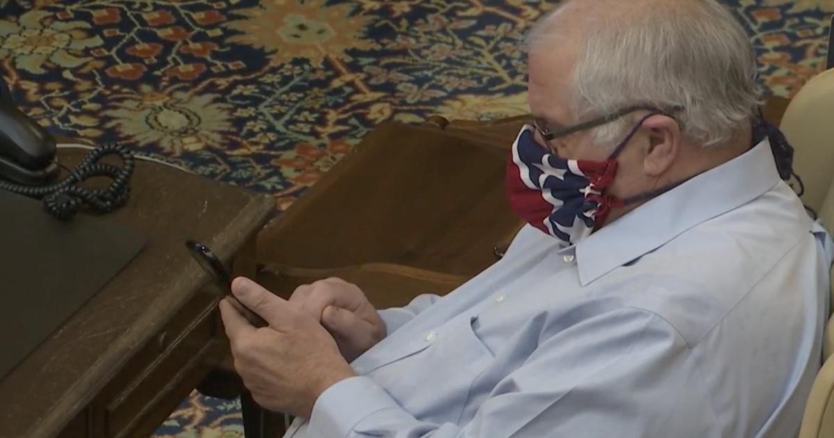 Il senatore del Michigan si scusa per aver indossato una maschera simile alla bandiera confederata