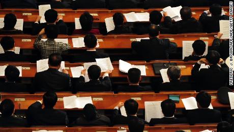 Delegati seduti fianco a fianco nella Grande Sala del Popolo a Pechino durante l'incontro annuale del Parlamento cinese.