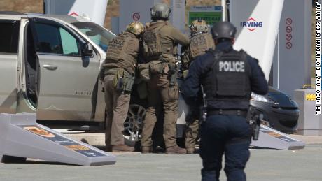 Un uomo armato è fuggito dalla polizia per quasi 12 ore, uccidendo almeno 18 persone in una delle più letali sparatorie di massa in Canada