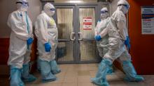 Il 22 aprile, gli operatori sanitari attendono di entrare nella zona rossa per curare i pazienti con coronavirus presso l'Ospedale Clinico Spasokukotsky di Mosca.