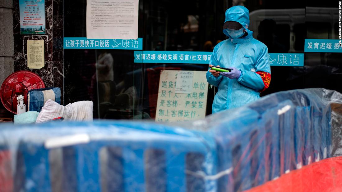 Le autorità di Wuhan riesaminano le morti per città per coronavirus del 50%