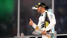 Hamilton celebra sul podio dopo il Gran Premio di Abu Dhabi.