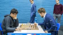 Firouzja (L) contro Carlsen durante il nono round del torneo di scacchi Tata Steel a Wijk aan Zee, Paesi Bassi.