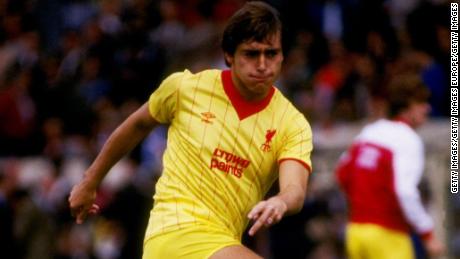 Michael Robinson suona per il Liverpool nel 1983.