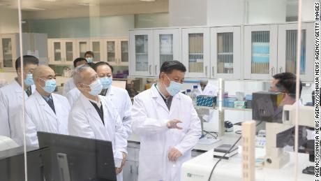 Il presidente cinese Xi Jinping ispeziona la ricerca scientifica sul coronavirus durante la sua visita all'Accademia di Scienze mediche militari a Pechino il 2 marzo.