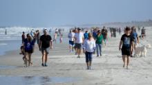 I frequentatori della spiaggia di Jacksonville, in Florida, si sono radunati per approfittare della spiaggia riaperta di recente il 17 aprile. Le attività si limitano a camminare, correre, andare in bicicletta e pescare. 