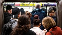La gente spinge su un treno affollato sulla metropolitana di New York il 5 marzo, prima che il coronavirus sia considerato una pandemia. 