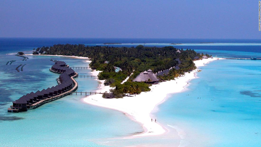 Centinaia di turisti sono ancora bloccati alle Maldive, una nazione insulare nota per i suoi resort di lusso