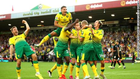 Teemu Pukki di Norwich City festeggia con i suoi compagni di squadra dopo aver segnato il terzo gol della sua squadra nella partita di Premier League tra Norwich City e Manchester City a Carrow Road il 14 settembre 2019.