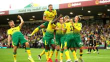 Teemu Pukki di Norwich City festeggia con i suoi compagni di squadra dopo aver segnato il terzo gol della sua squadra nella partita di Premier League tra Norwich City e Manchester City a Carrow Road il 14 settembre 2019.