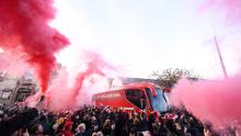 I tifosi del Liverpool hanno lasciato i razzi mentre il loro allenatore arriva allo stadio prima della partita di Premier League tra Liverpool FC e Manchester City ad Anfield il 10 novembre 2019.