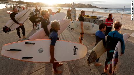 I surfisti stanno aspettando che i funzionari aprano Bondi Beach a Sydney il 28 aprile mentre le restrizioni contro la pandemia di coronavirus sono allentate. La spiaggia è aperta a nuotatori e surfisti per soli esercizi. 