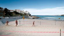 Un gruppo di uomini sta camminando su Bondi Beach il 1 ° maggio a Sydney, in Australia, a seguito del rilassamento dei blocchi in risposta a un calo dei casi di coronavirus in tutto lo stato. 