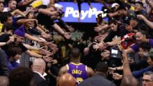 LeBron James # 23 dei Los Angeles Lakers lascia il campo dopo i fan dopo la partita NBA contro i Phoenix Suns al Talking Stick Resort Arena il 12 novembre 2019 a Phoenix, in Arizona. 