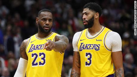 Anthony Davis n. 3 dei Los Angeles Lakers e LeBron James n. 23 dei Los Angeles Lakers parlano durante la partita contro i pellicani di New Orleans al Smoothie King Center il 27 novembre 2019 a New Orleans, in Louisiana.