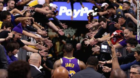 LeBron James # 23 dei Los Angeles Lakers lascia il campo dopo i fan dopo la partita NBA contro i Phoenix Suns al Talking Stick Resort Arena il 12 novembre 2019 a Phoenix, in Arizona. 