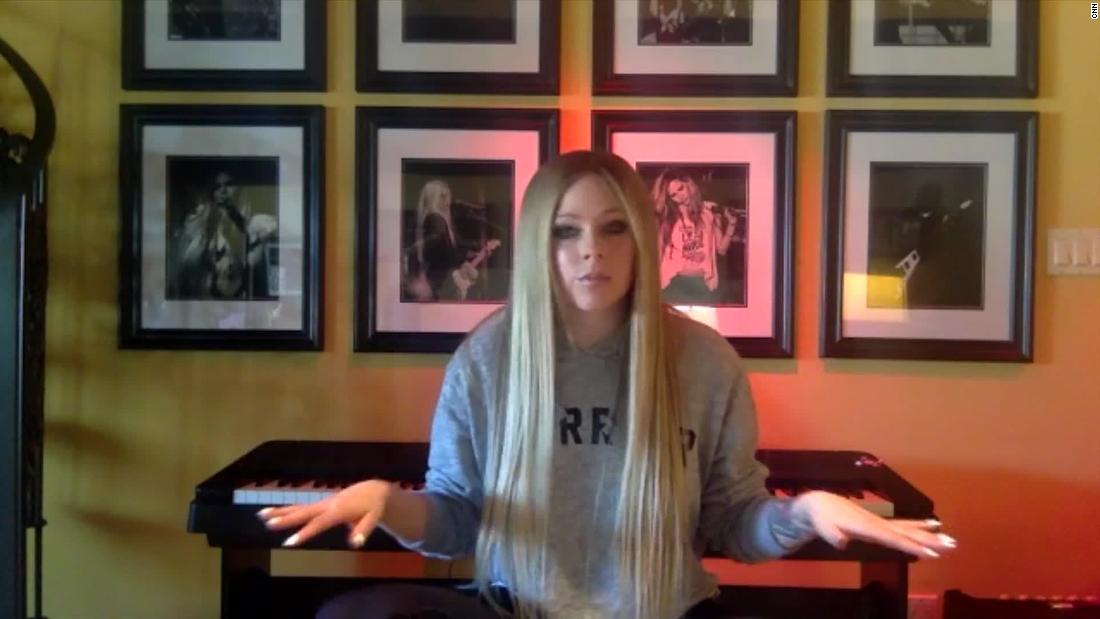 Avril Lavigne rende omaggio ai lavoratori in prima linea con una nuova clip "We Are Warriors"