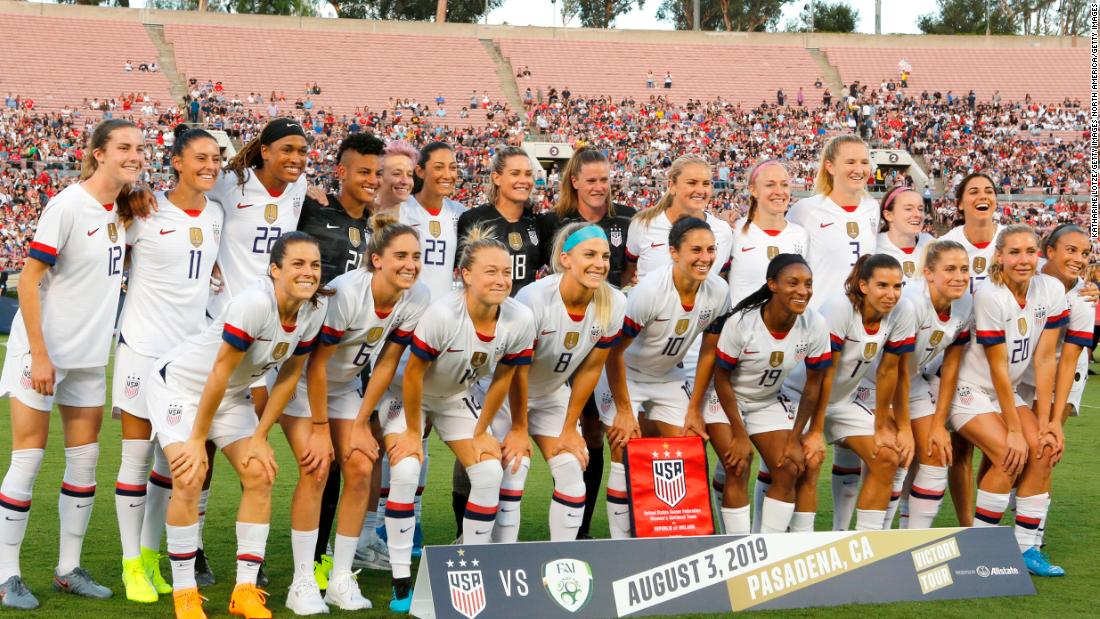La squadra nazionale di calcio femminile degli Stati Uniti richiede parità di retribuzione