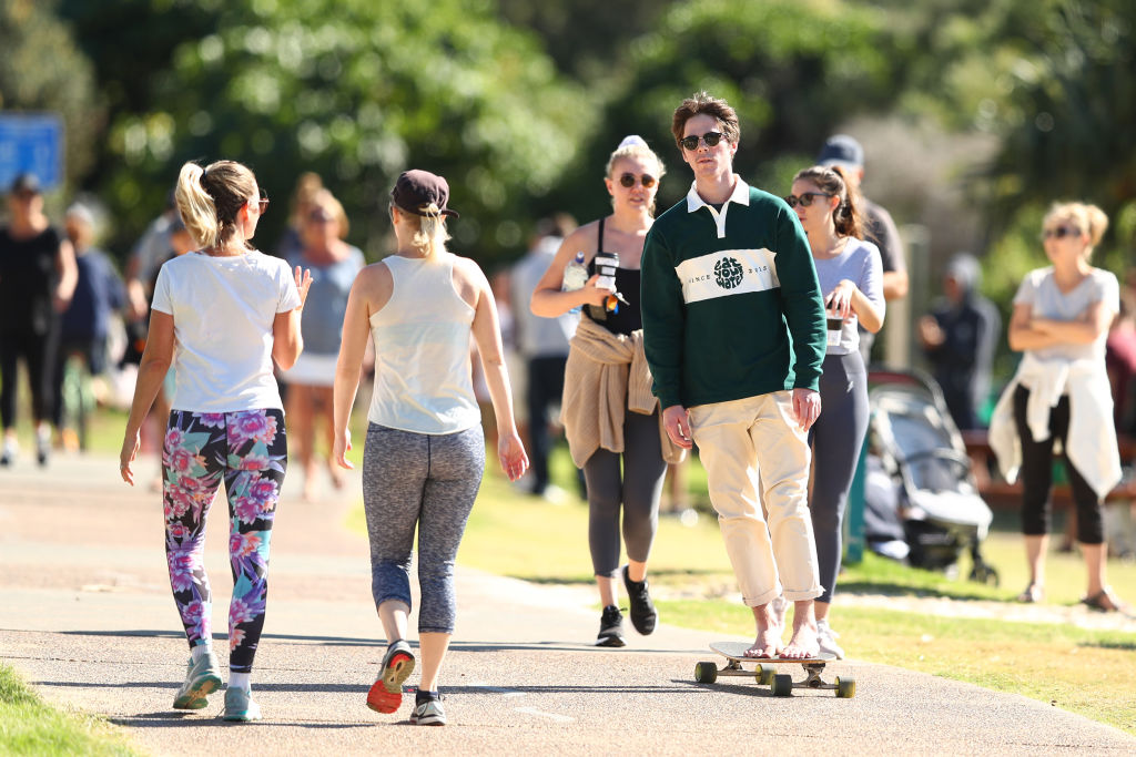 La gente cammina e pattina lungo la battigia da Burleigh Heads alla Gold Coast, in Australia, il 2 maggio.