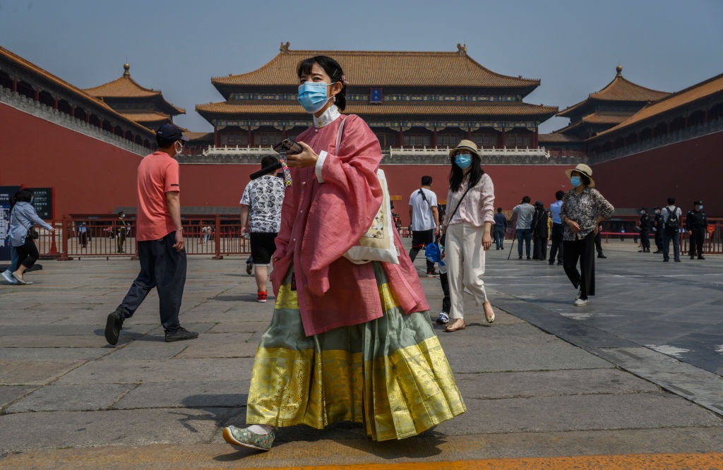 Un turista cinese indossa una maschera facciale nella Città Proibita di Pechino il 1 ° maggio.