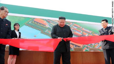 Una foto pubblicata il 2 maggio dall'agenzia di stampa centrale coreana ufficiale nella Corea del Nord mostra che Kim Jong Un avrebbe partecipato a una cerimonia in occasione della fine della fabbrica di fertilizzanti fosfatici Sunchon nella provincia di Pyongan meridionale. La CNN non può confermare autonomamente il rapporto di KCNA.