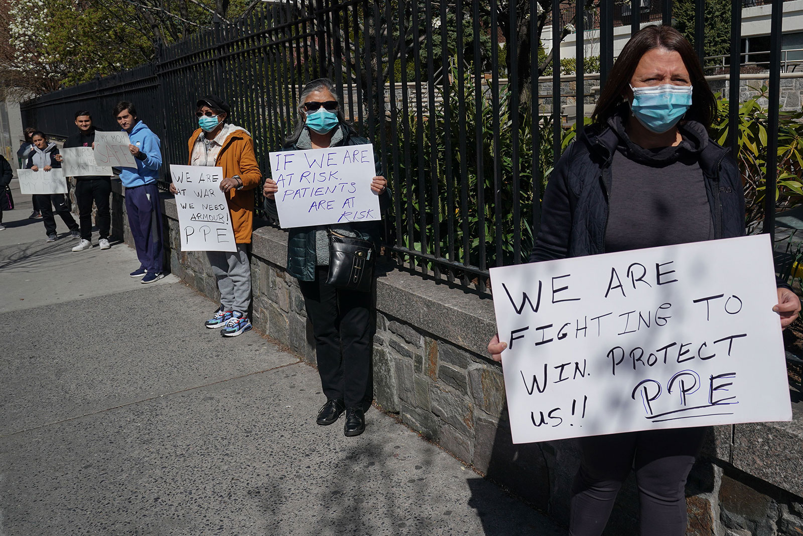 Il 1 ° aprile, gli infermieri del Centro medico Montefiore hanno richiesto maschere N95 e altri DPI essenziali nel Bronx.